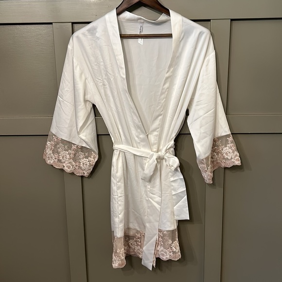 Flora Nikrooz Rosa Charmeuse Kimono Robe in Ivory Satin Size Small - Picture 10 of 15
